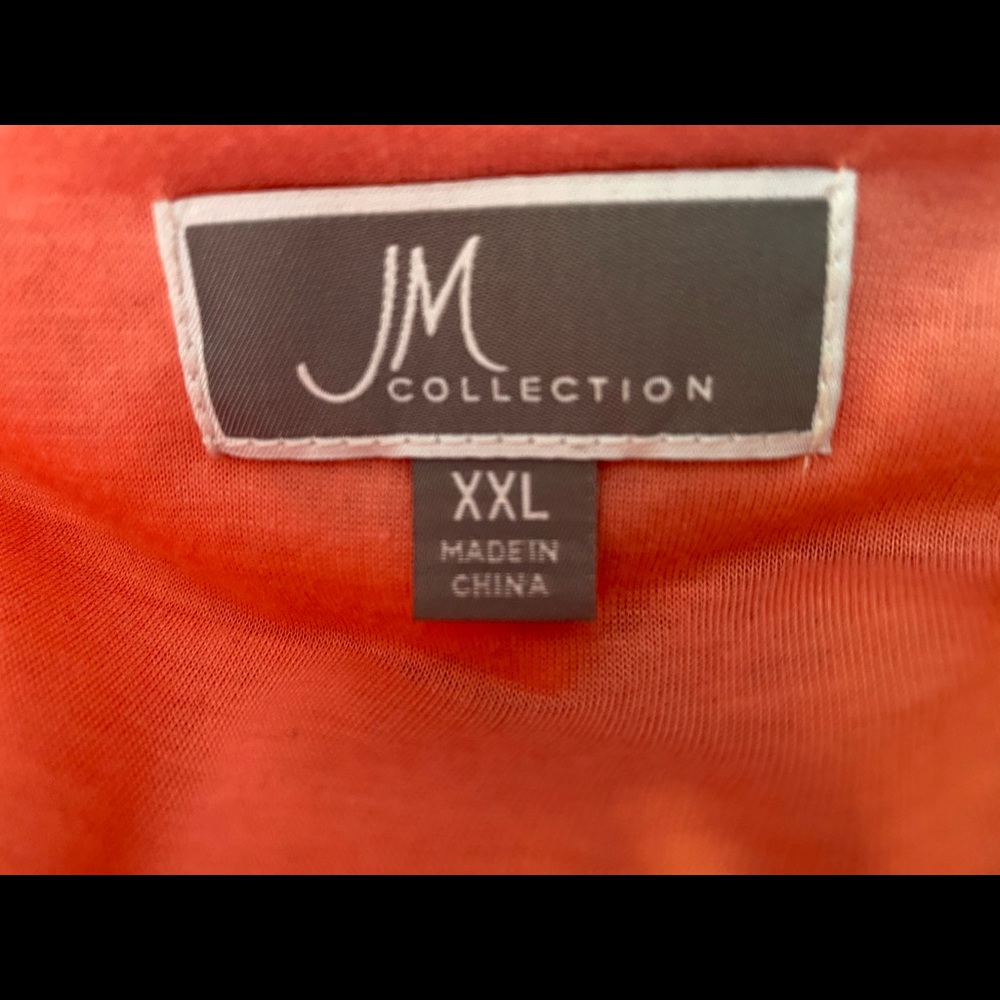 Plus Size Beautiful Top. - Picture 4 of 5
